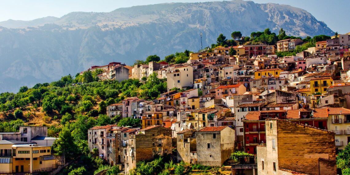 I Migliori Borghi di Italia: da Peccioli a Castelmezzano, passando per Arquà Petrarca e Orto San Giulio
