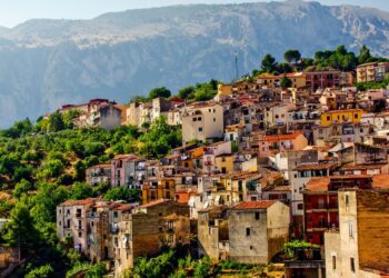 I Migliori Borghi di Italia: da Peccioli a Castelmezzano, passando per Arquà Petrarca e Orto San Giulio